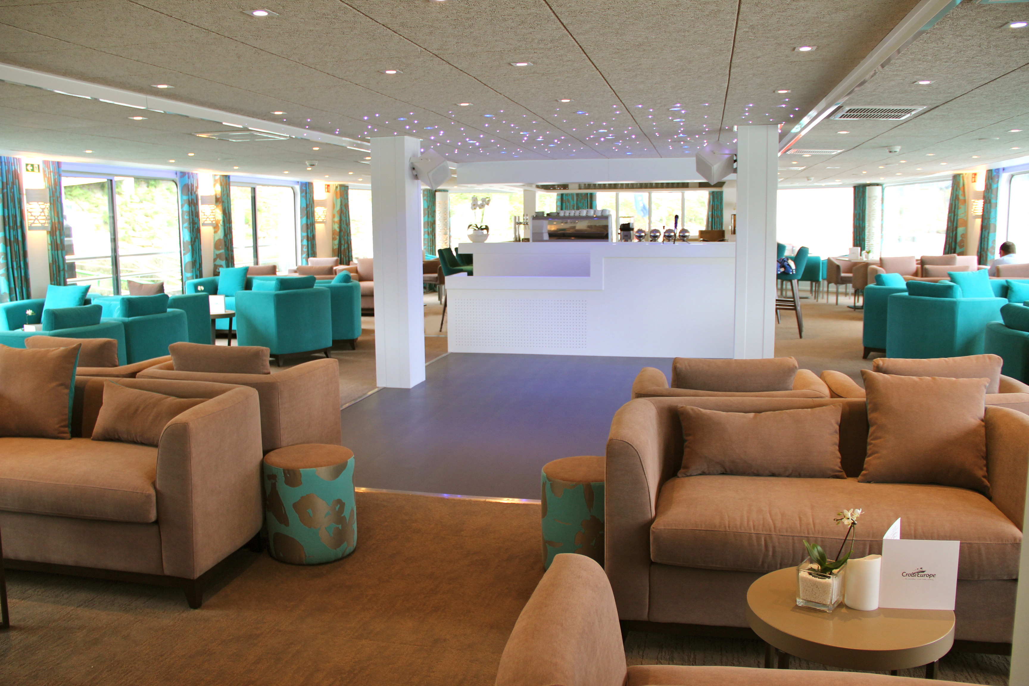 Lounge Bar with Dancefloor